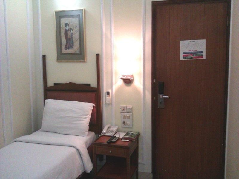 Hiltop Hotel Мумбаи Экстерьер фото