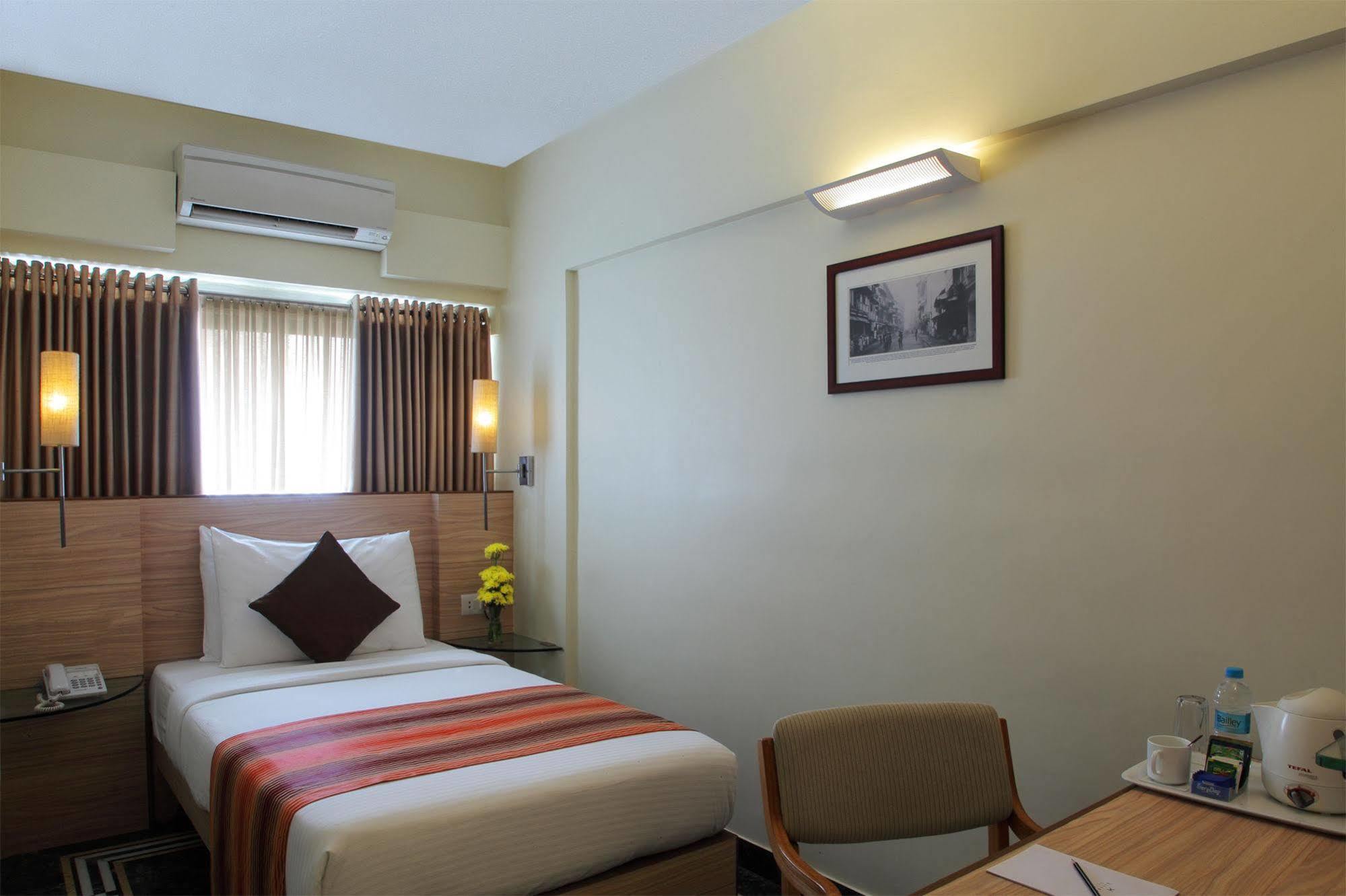 Hiltop Hotel Мумбаи Экстерьер фото